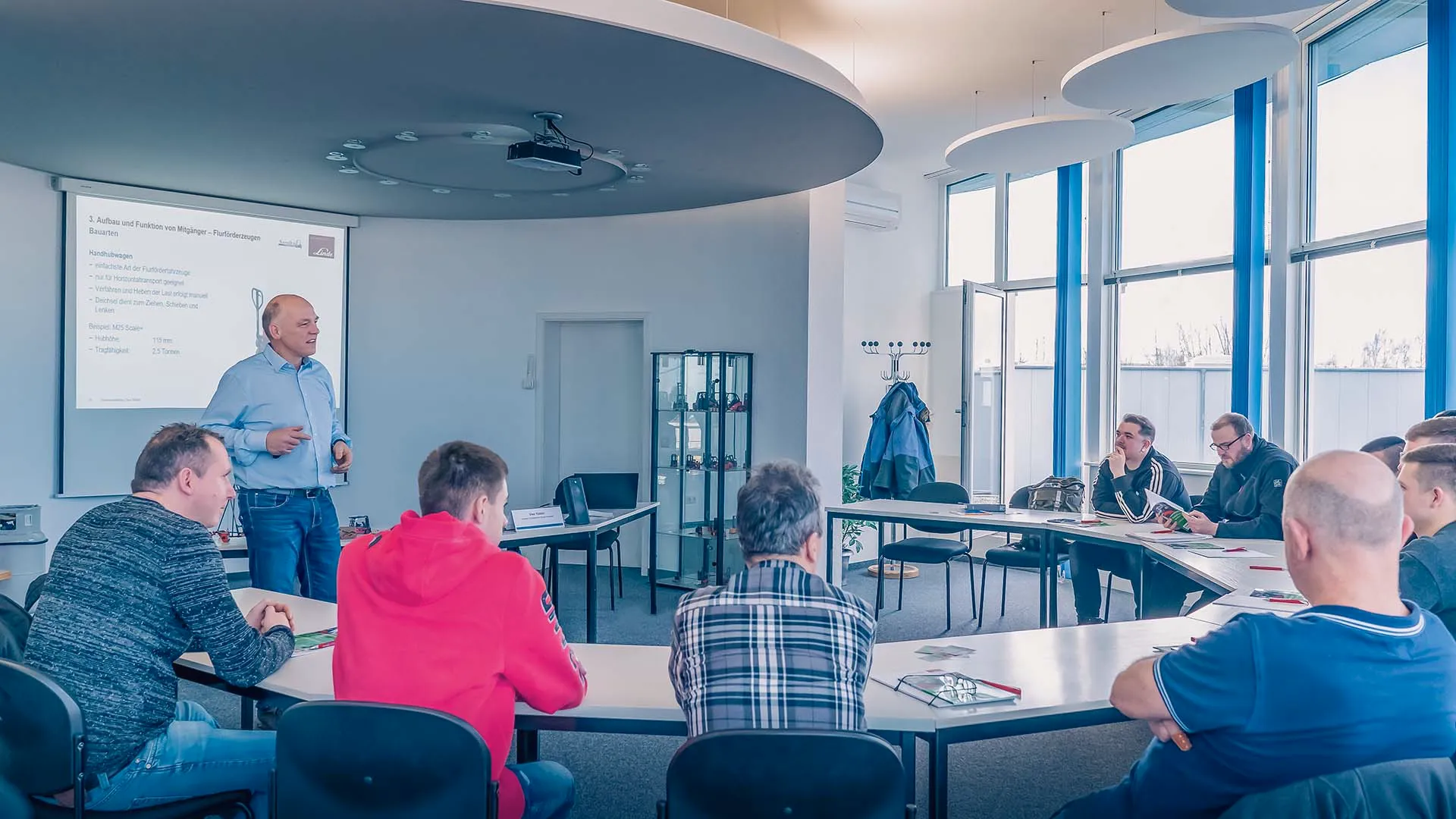 Theorie-Schulung im Schulungscenter der Sander Fördertechnik