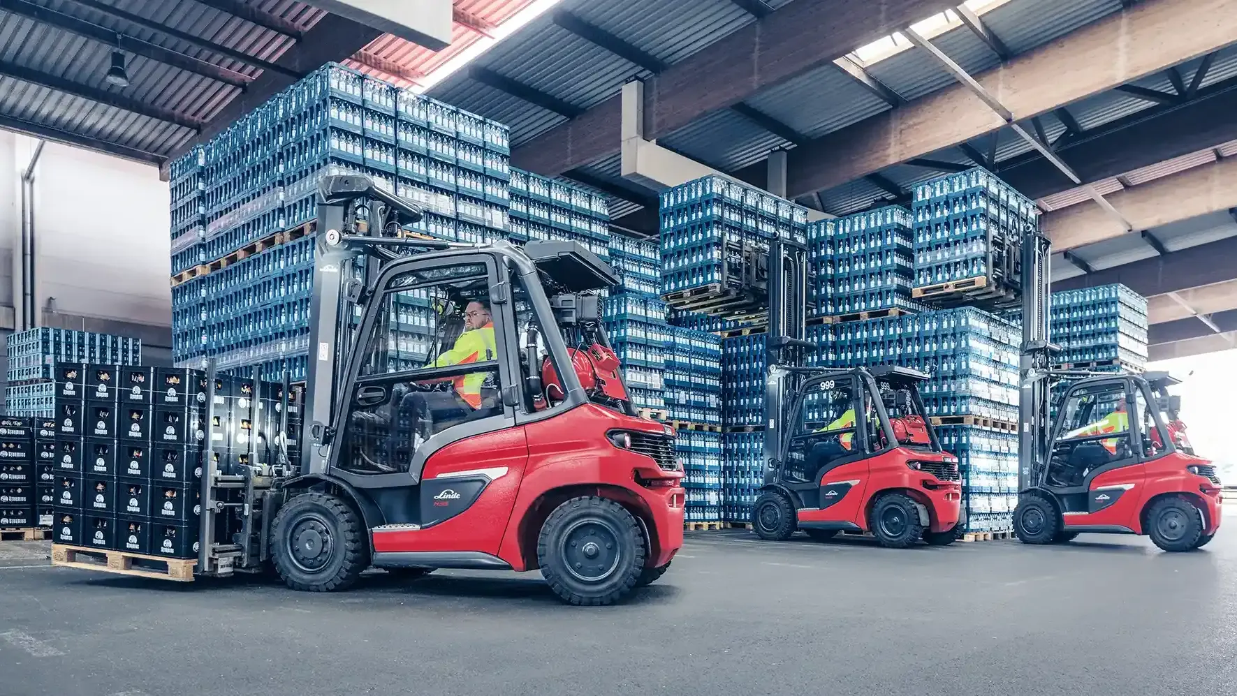 Linde Stapler beim verladen von Getränkepaletten