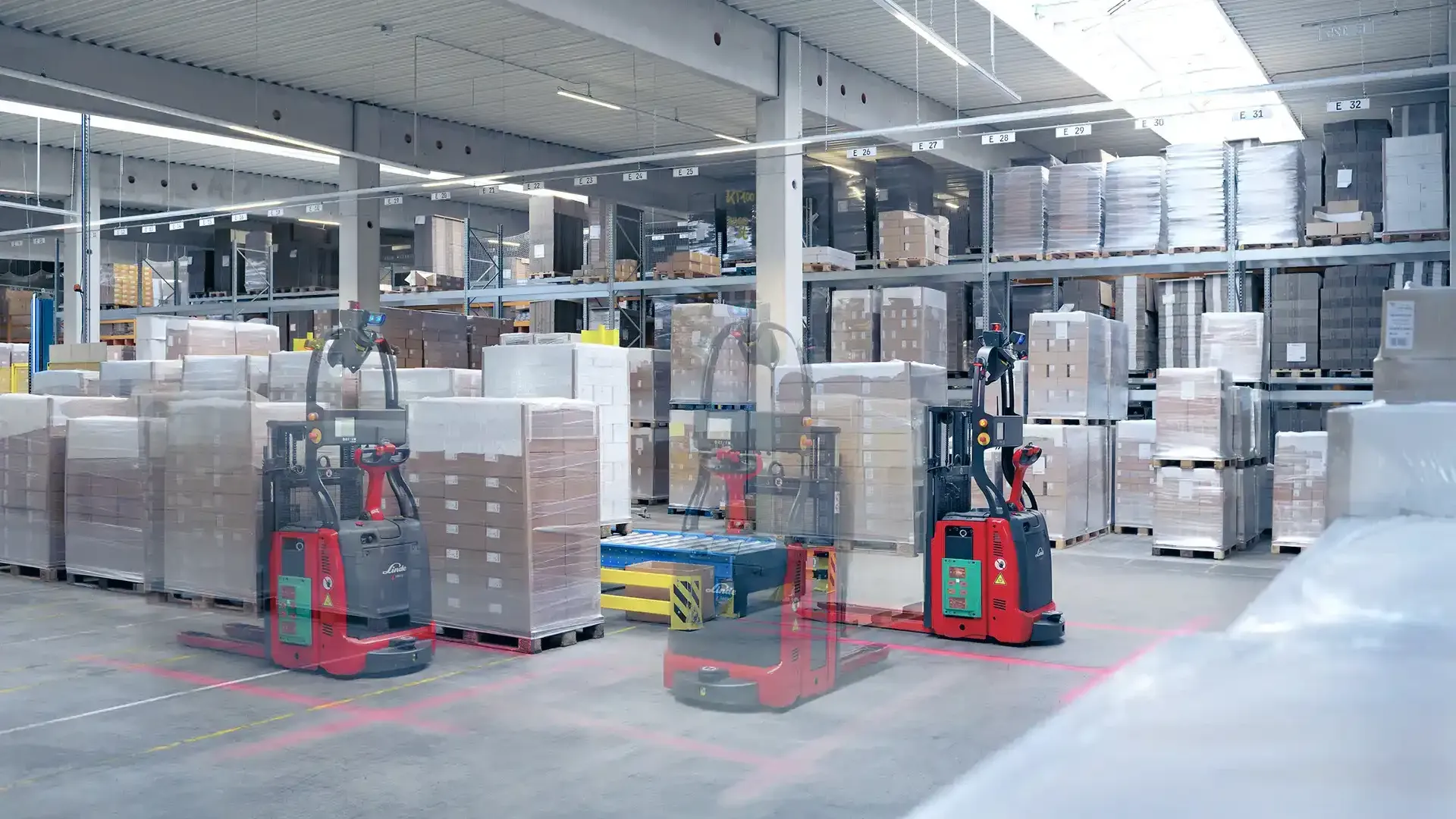 Automatisierter Linde L-MATIC Hochhubwagen im Lagergang