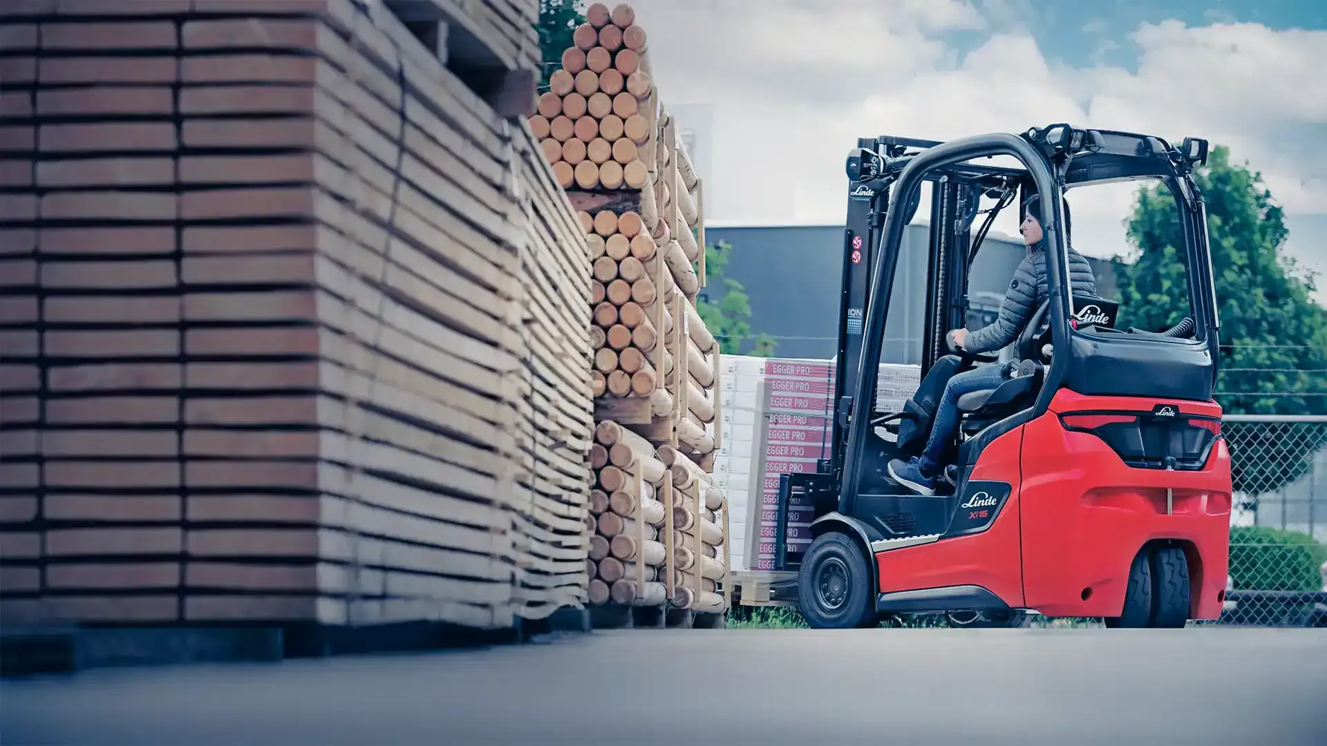 Linde Elektrostapler der XI-Serie im Holzhandel