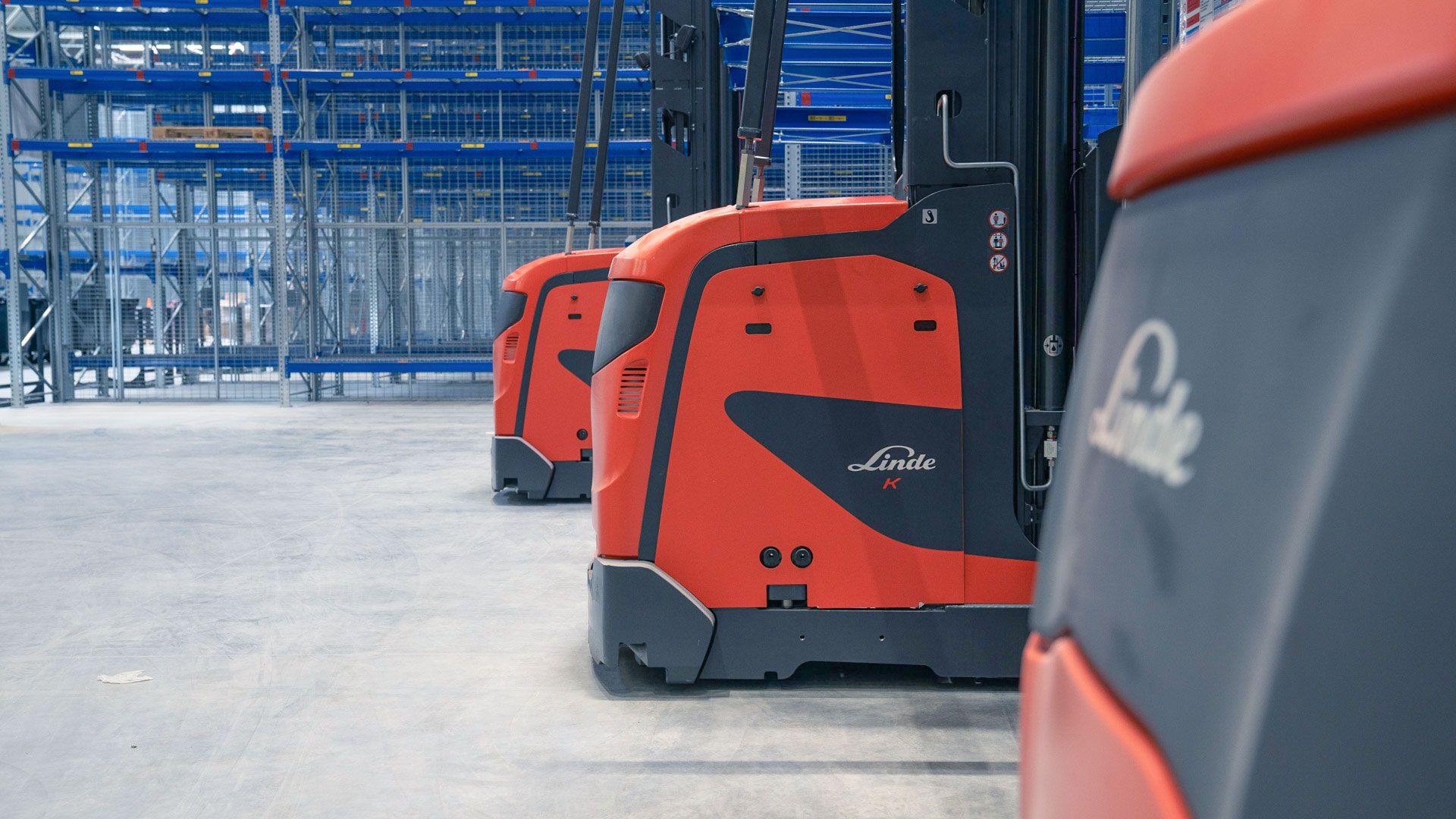 Halbautomatisierte Schmalgangstapler der Linde K-Serie
