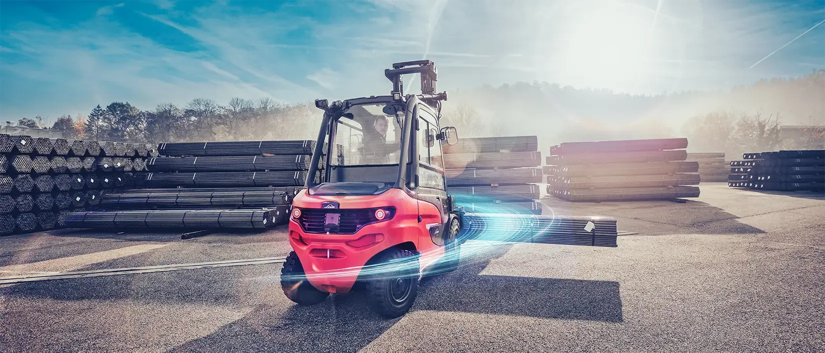LInde Elektrostapler beim verladen von Langgut
