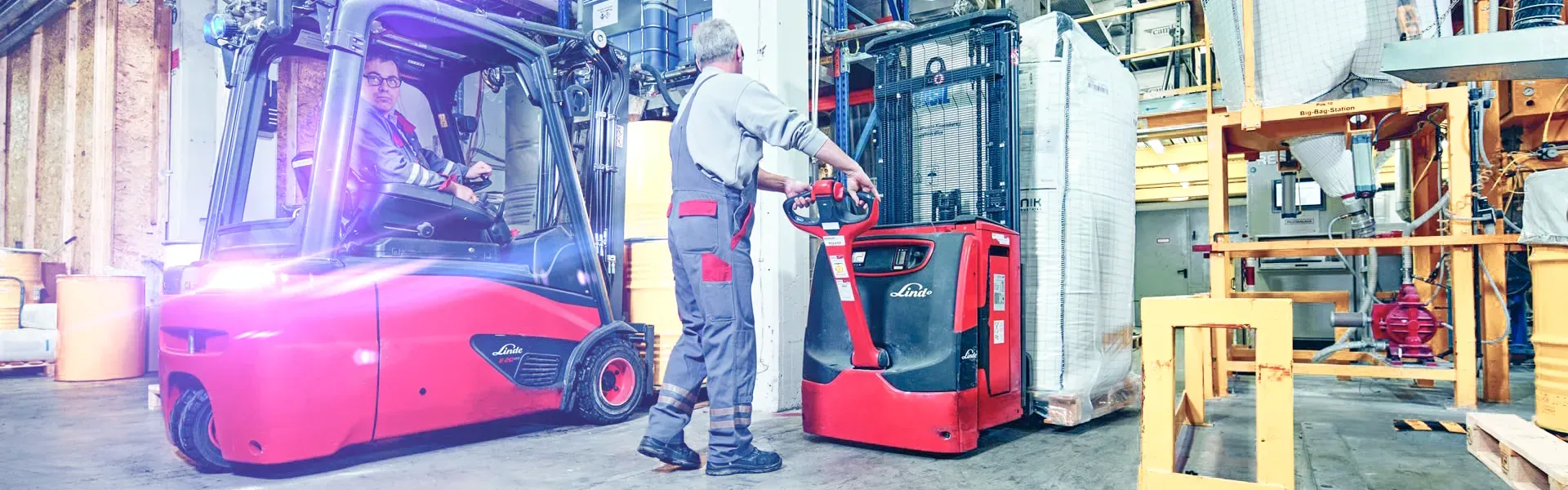 LInde Elektrostapler beim verladen von Langgut