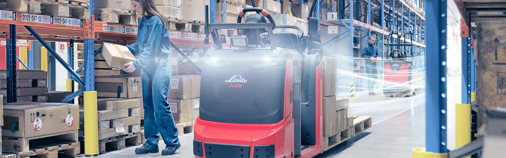 LInde Elektrostapler beim verladen von Langgut