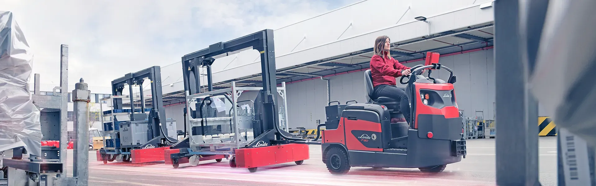 LInde Elektrostapler beim verladen von Langgut
