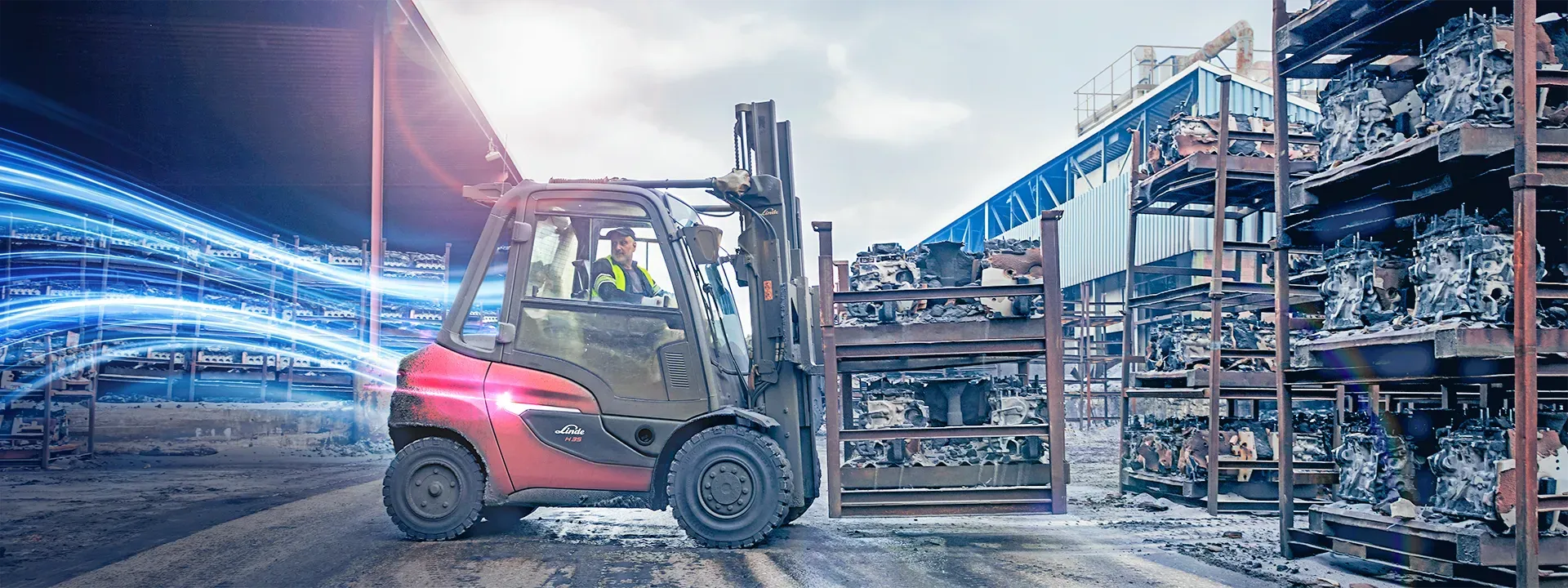 LInde Elektrostapler beim verladen von Langgut