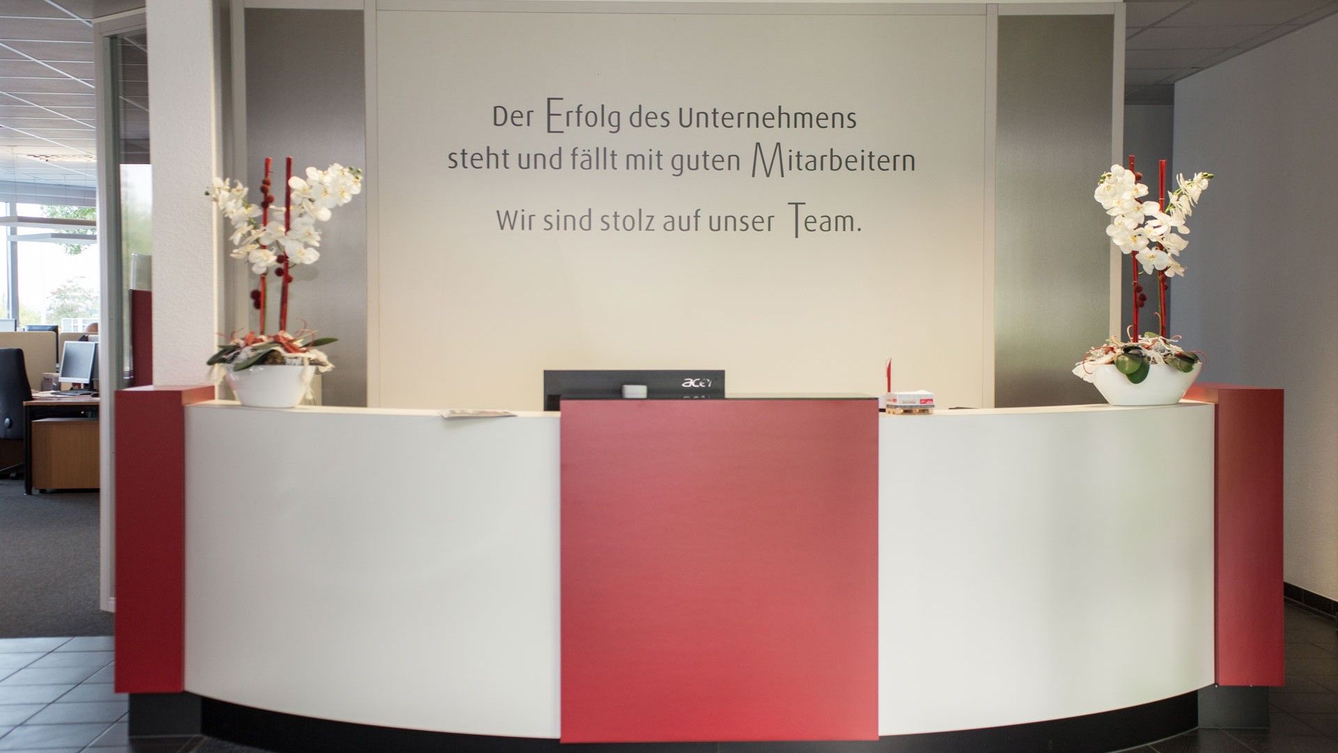 Stapler-Flotte in einer modernen Lagerhalle