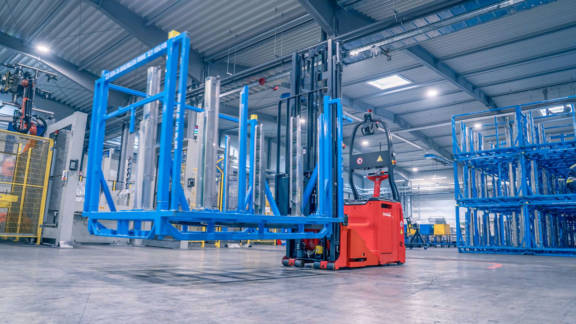 Linde L-MATIC beim Transport von Containern