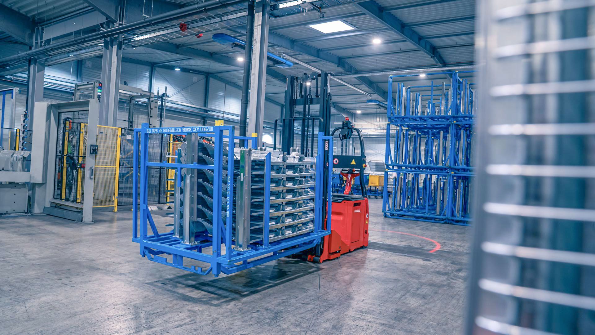 Linde L-MATIC beim Transport der Container