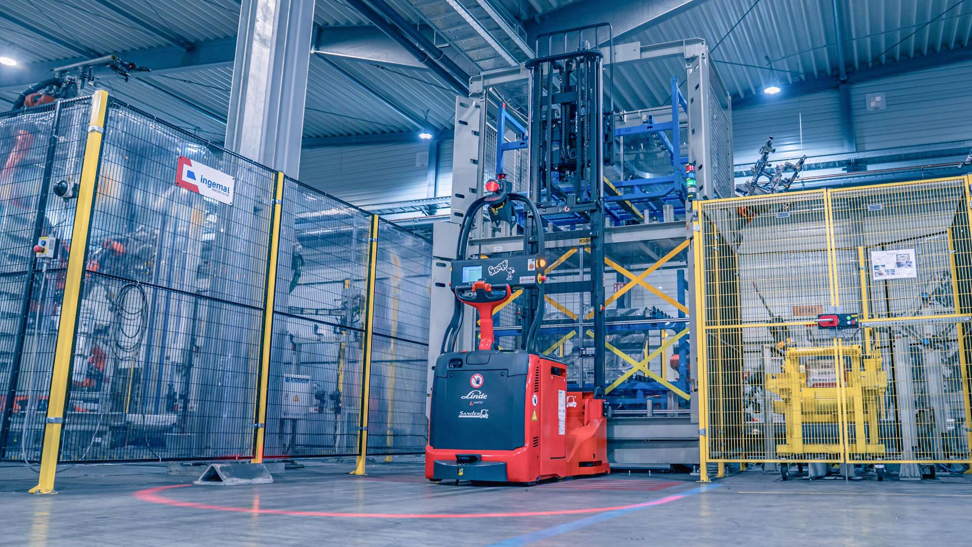 Linde L-MATIC beim Aufnehmen des Containers