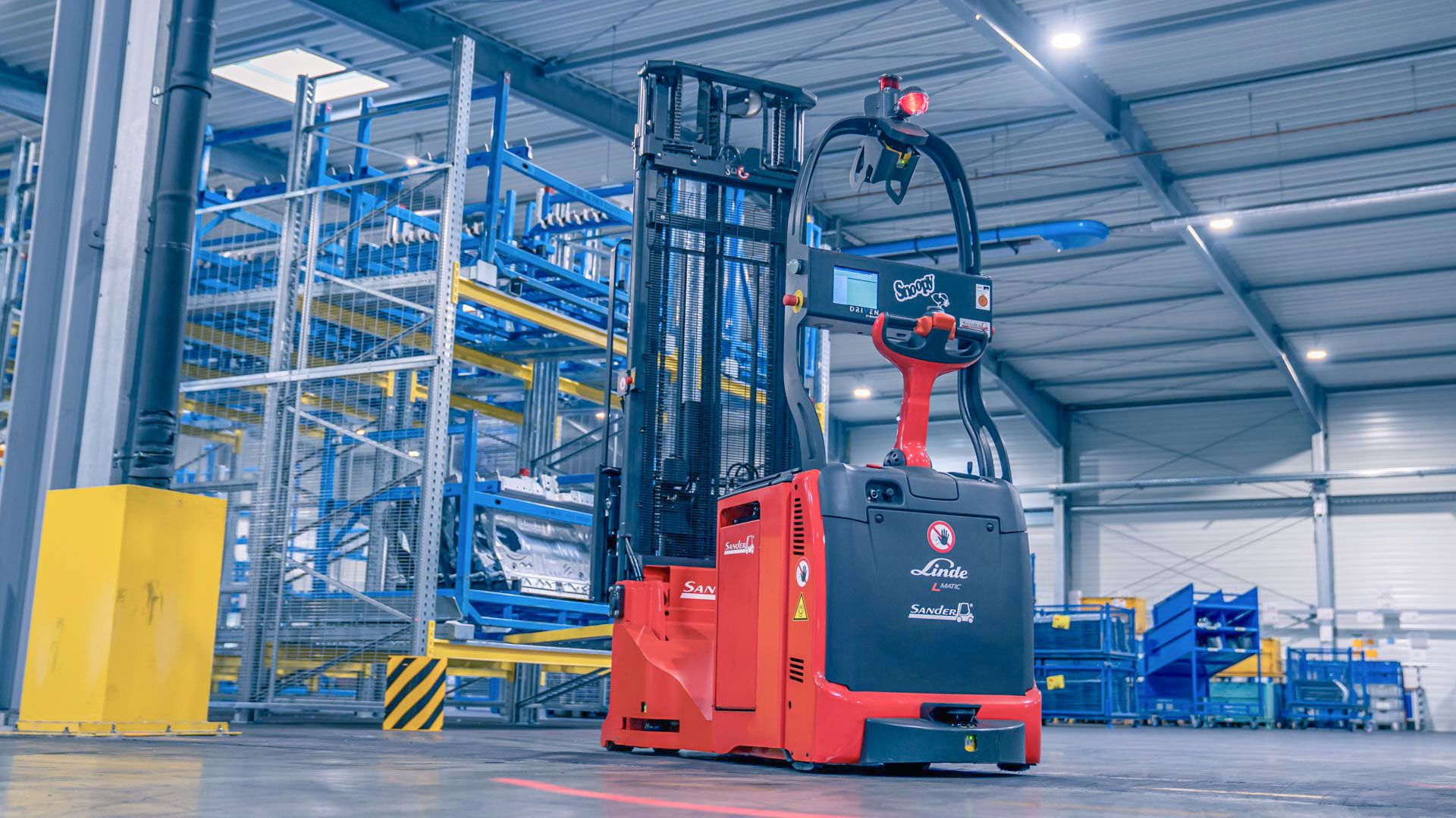 Linde L-MATIC an der XXL-Rollenbahn